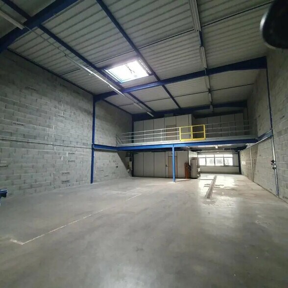 Light Industrial in Échirolles to rent - Primary Photo - Image 1 of 13