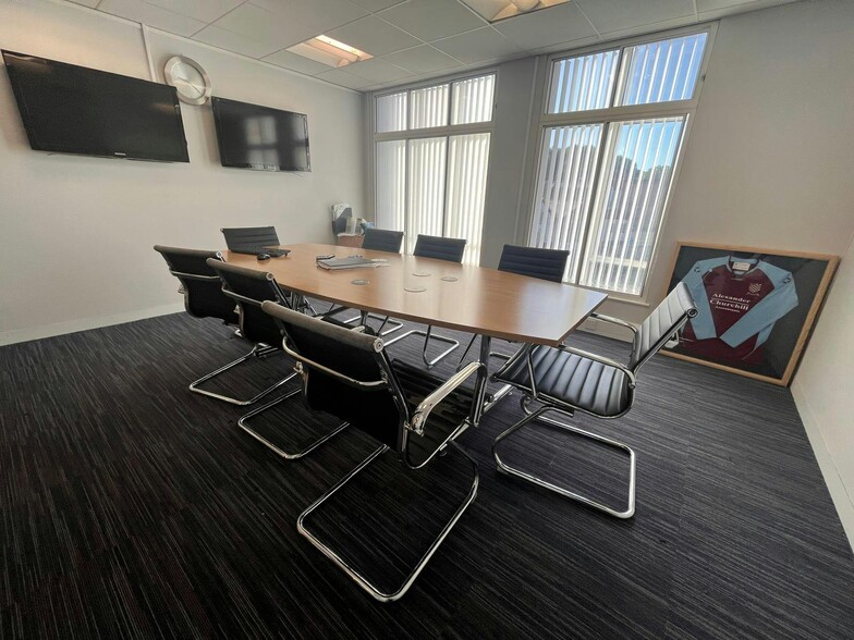 90-94 The Broadway, Chesham to rent - Building Photo - Image 3 of 6