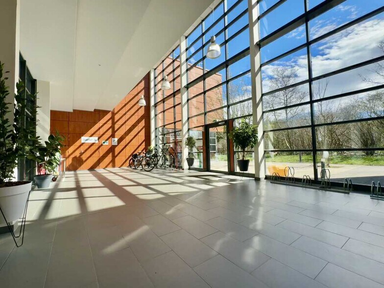 117 Allée Des Parcs, Saint-Priest to rent - Lobby - Image 2 of 16