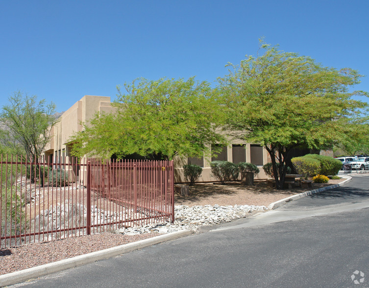 5215 Sabino Canyon Rd, Tucson, AZ for rent - Building Photo - Image 2 of 4