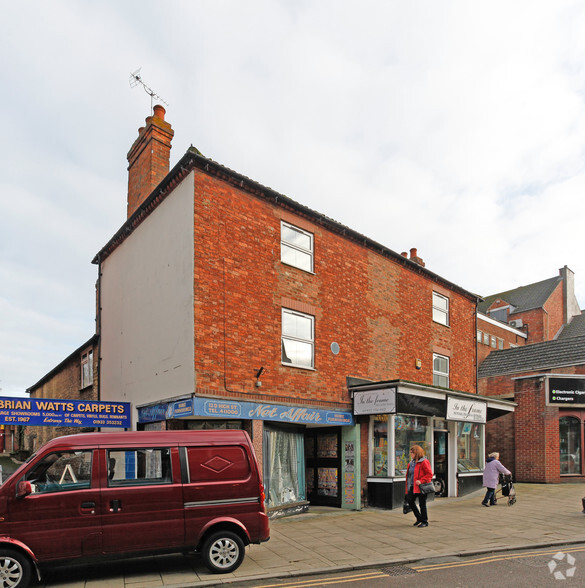 12 High St, Rushden for rent - Primary Photo - Image 1 of 2