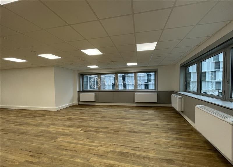 Office in Tremblay-en-France to rent - Building Photo - Image 3 of 8
