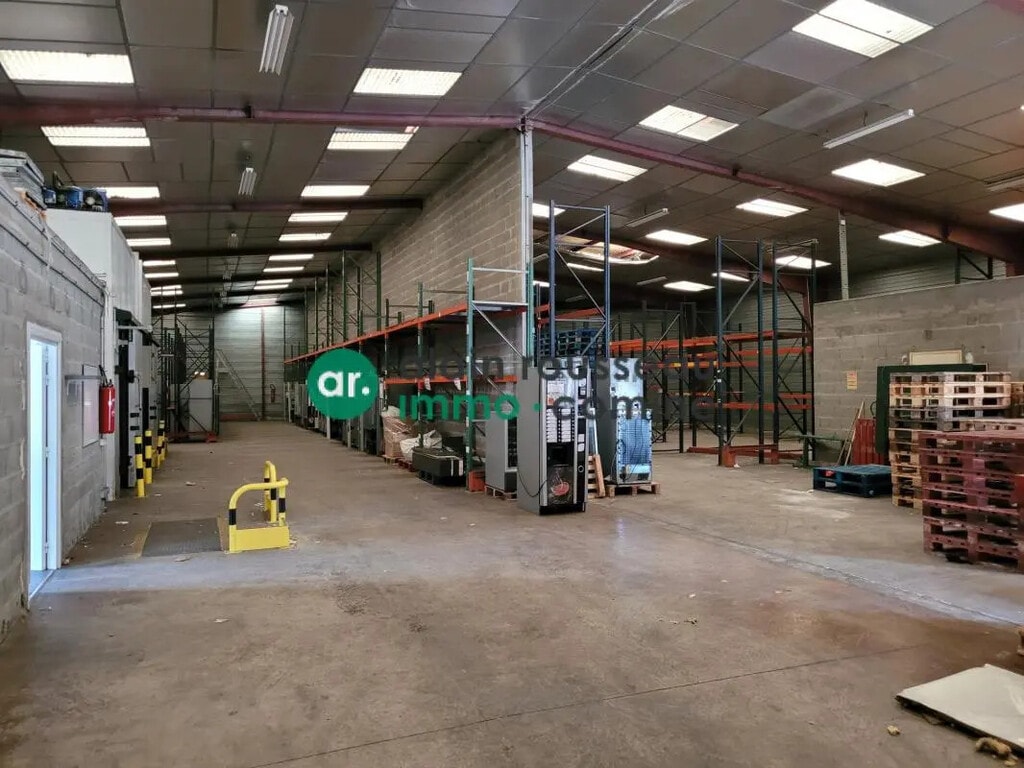 Location Local d'activités 880 m² - Photo 1