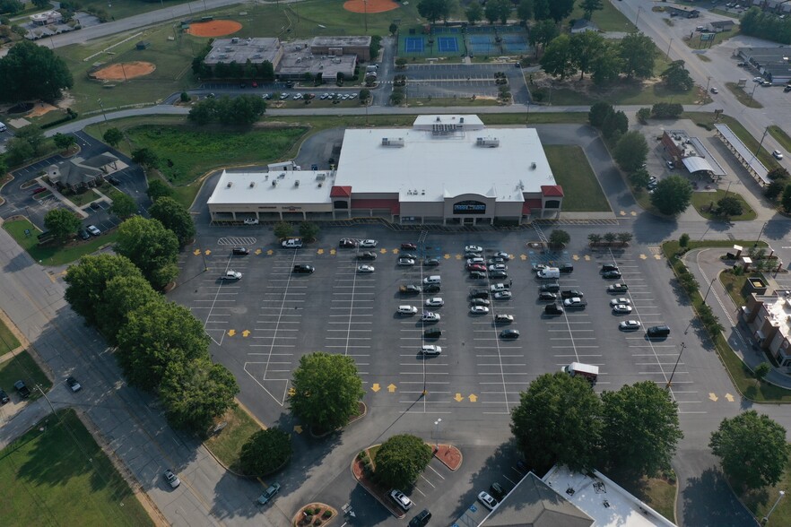 927 S Broad St, Clinton, SC for rent - Building Photo - Image 1 of 6