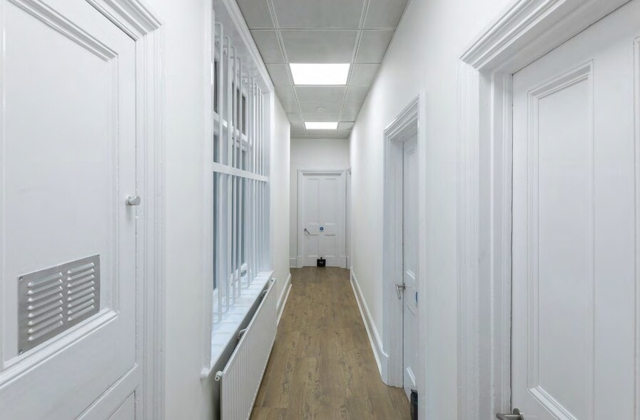 116 Long Acre, London to rent - Interior Photo - Image 2 of 8