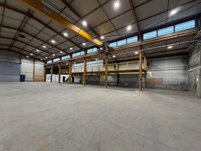 Industrial in Vaulx-en-Velin to rent - Building Photo - Image 3 of 6