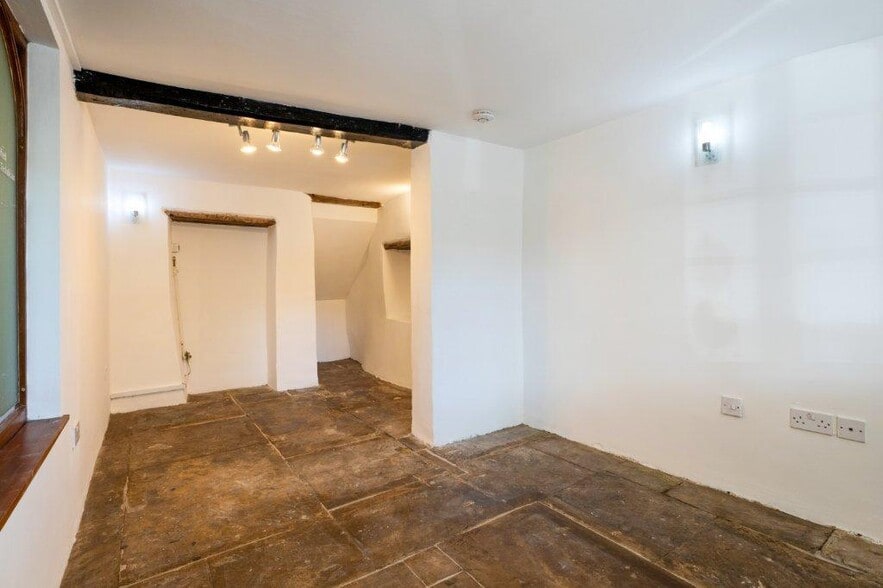 High St, Moreton In Marsh to rent - Building Photo - Image 3 of 7