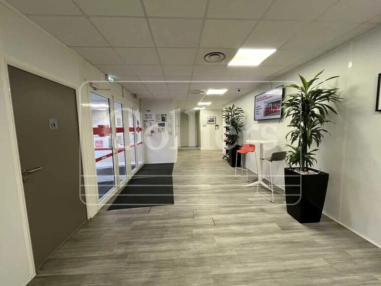 Office in Aix-en-Provence to rent - Building Photo - Image 2 of 11