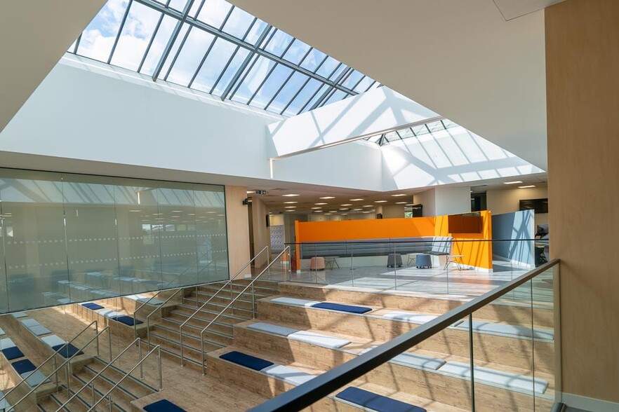 Western Rd, Bracknell for sale - Interior Photo - Image 3 of 9