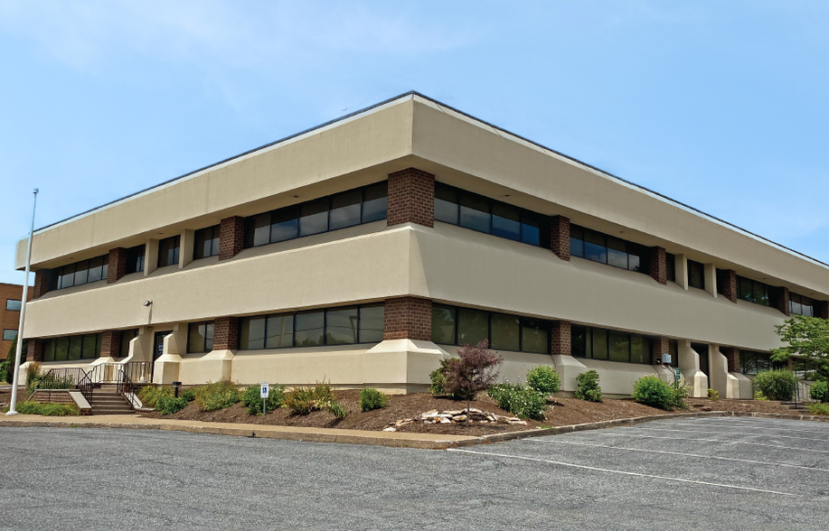 2080 Linglestown Rd, Harrisburg, PA for rent - Building Photo - Image 1 of 4