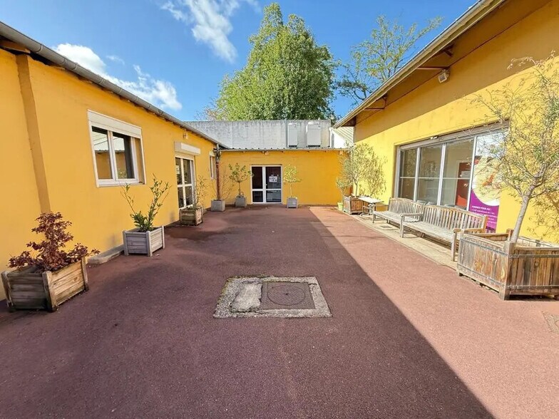 Office in Nanterre to rent - Building Photo - Image 2 of 6