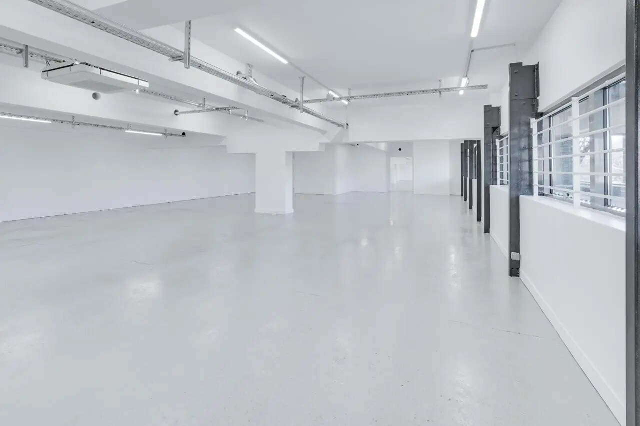 Light Industrial in Pantin for sale Primary Photo- Image 1 of 17