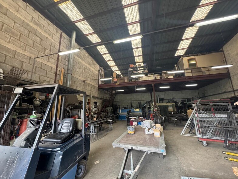 Light Industrial in Argenteuil to rent - Interior Photo - Image 3 of 13