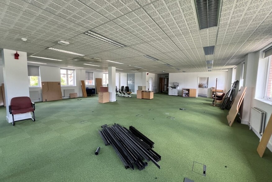 Denne Rd, Horsham for sale - Interior Photo - Image 3 of 7