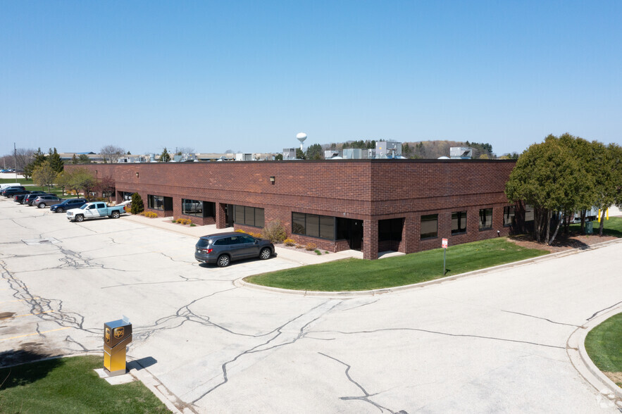 6100 W Executive Dr, Thiensville, WI for rent - Primary Photo - Image 1 of 7