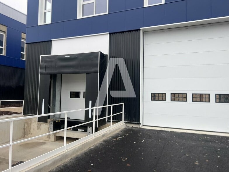 Light Industrial in Moissy-Cramayel to rent - Building Photo - Image 1 of 5