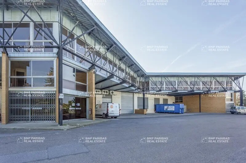 Light Industrial in Morangis to rent - Building Photo - Image 2 of 4