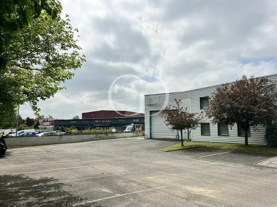 Light Industrial in Toussieu to rent Building Photo- Image 1 of 8