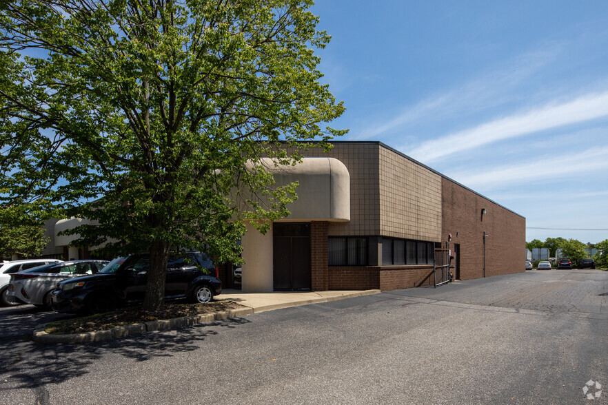 85 Air Park Dr, Ronkonkoma, NY for sale - Building Photo - Image 3 of 10