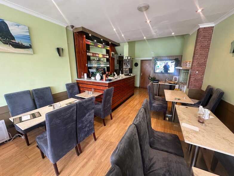 107-107A Friern Barnet Rd, London to rent - Interior Photo - Image 3 of 6