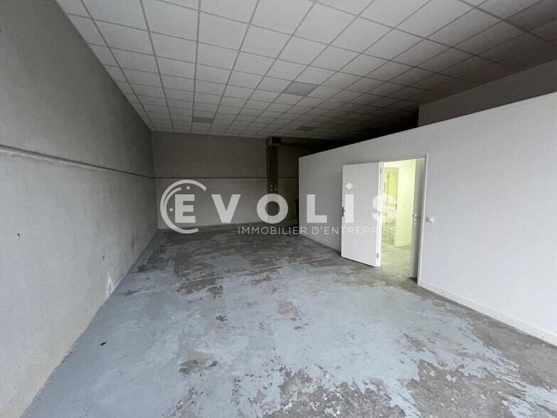 Light Industrial in Serris to rent - Interior Photo - Image 2 of 6