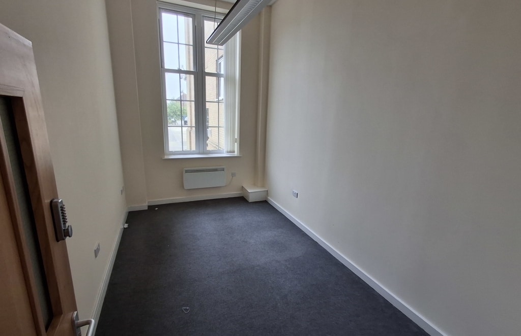 The Hwy, Bedford to rent Interior Photo- Image 1 of 2