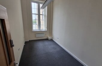 The Hwy, Bedford to rent Interior Photo- Image 1 of 2