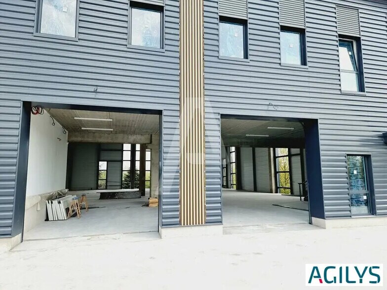 Light Industrial in Élancourt to rent - Building Photo - Image 2 of 11