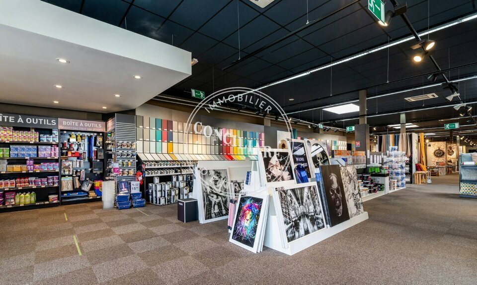 Retail in Roques to rent - Interior Photo - Image 2 of 2