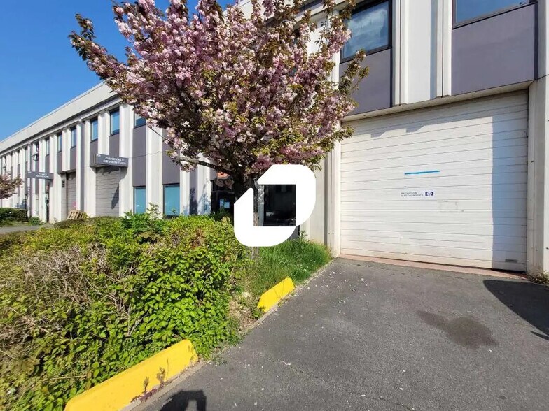 Light Industrial in Lisses to rent - Building Photo - Image 1 of 7