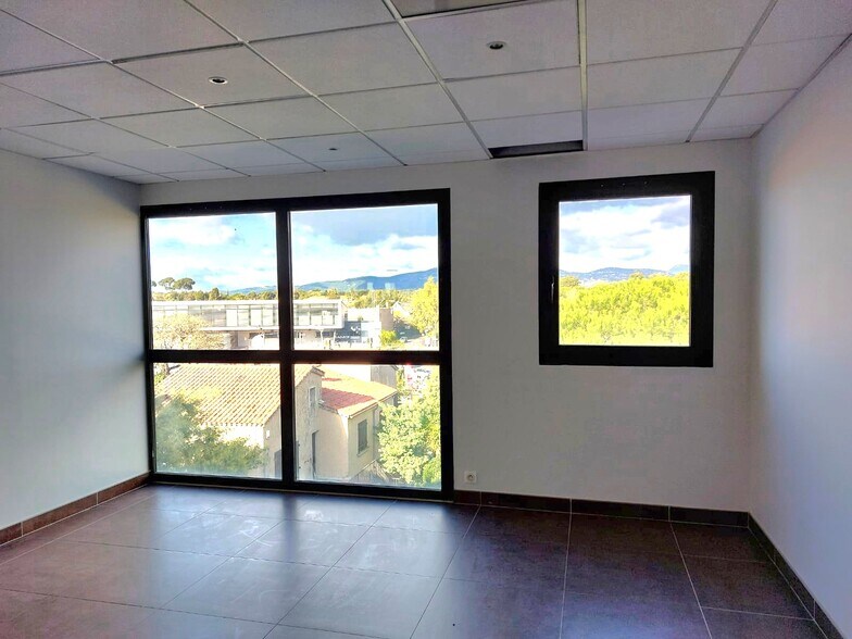 Office in La Seyne-sur-Mer to rent - Interior Photo - Image 3 of 16