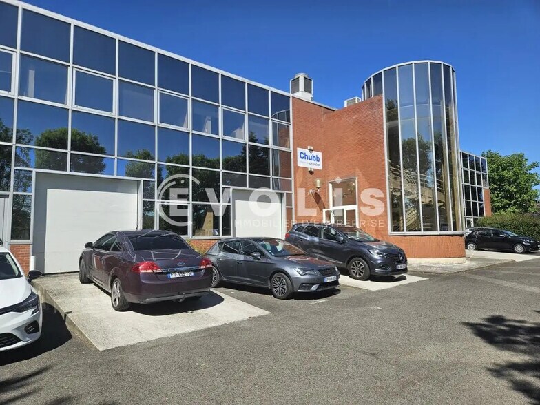 Light Industrial in Les Ulis to rent - Primary Photo - Image 1 of 3