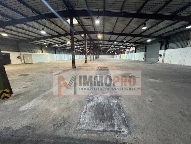 Location Entrepôt 3 784 m² - Photo 1