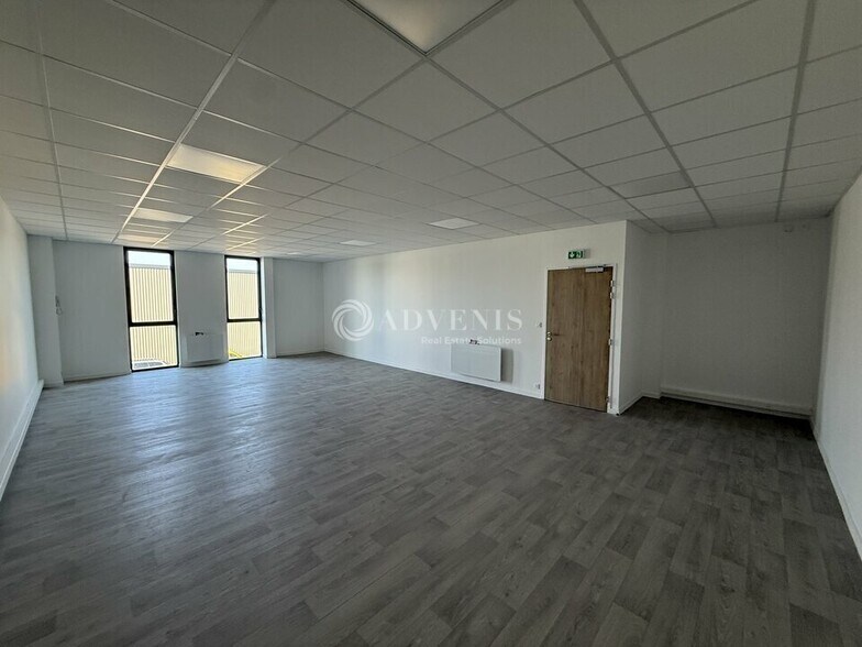 Light Industrial in Bailly-Romainvilliers to rent - Interior Photo - Image 3 of 5