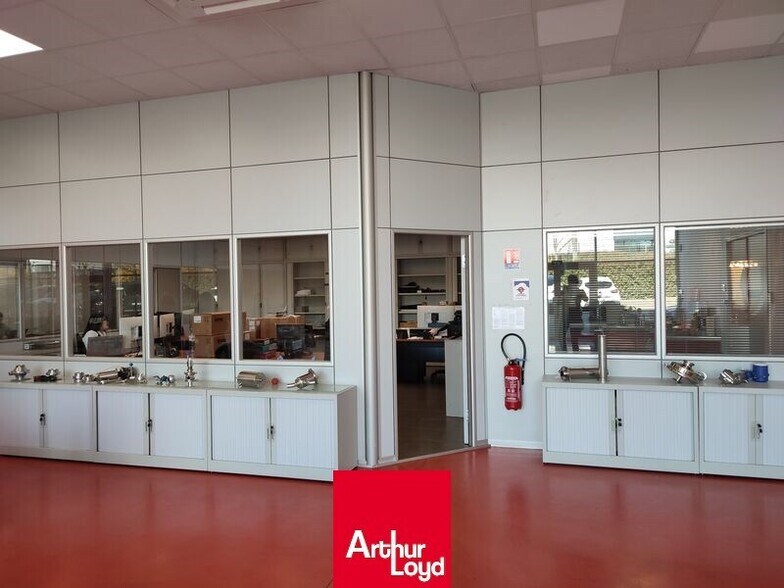 Retail in Gleizé for sale - Interior Photo - Image 3 of 6