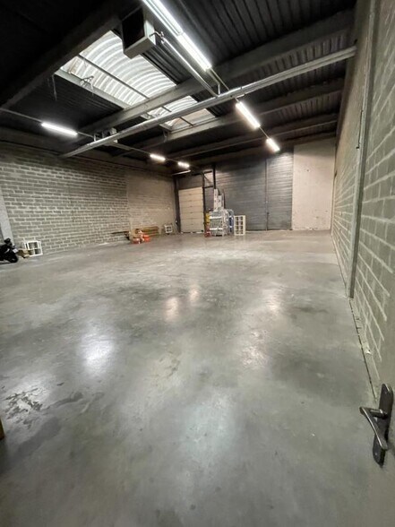 Light Industrial in Gennevilliers to rent - Interior Photo - Image 2 of 14