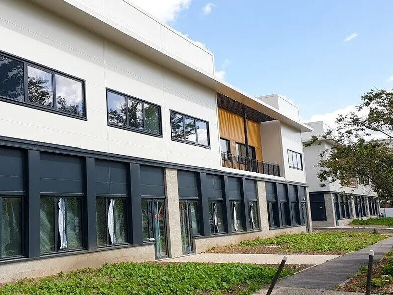 Light Industrial in Neuville-sur-Oise to rent - Building Photo - Image 2 of 6