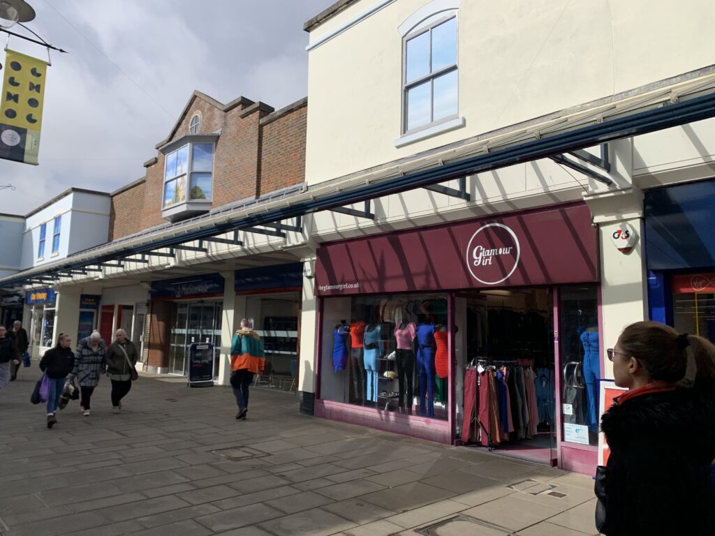 High St, Salisbury to rent Building Photo- Image 1 of 1