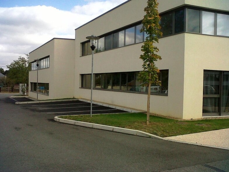 Office in Villefranche-sur-Saône for sale - Building Photo - Image 2 of 4