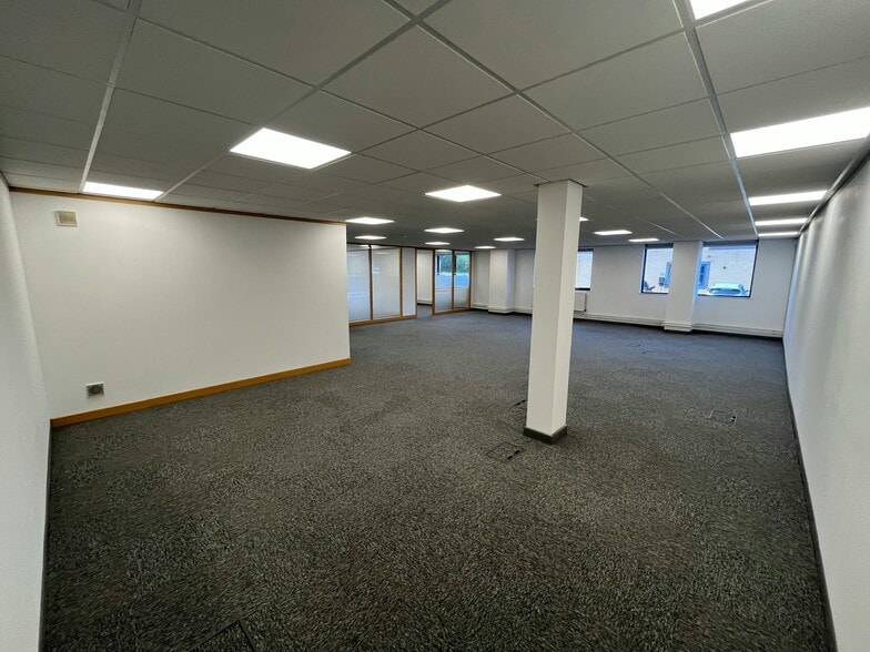 Pacific Rd, Altrincham to rent - Building Photo - Image 3 of 8