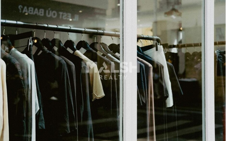 Retail in Lyon to rent - Building Photo - Image 3 of 3
