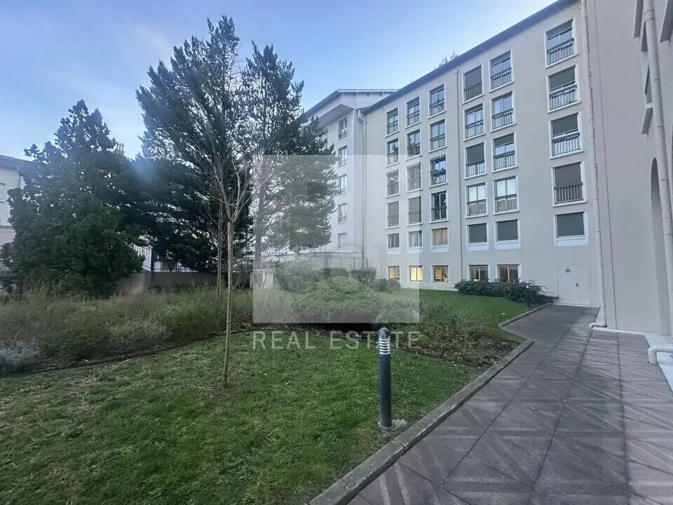 Retail in Lyon to rent Building Photo- Image 1 of 13