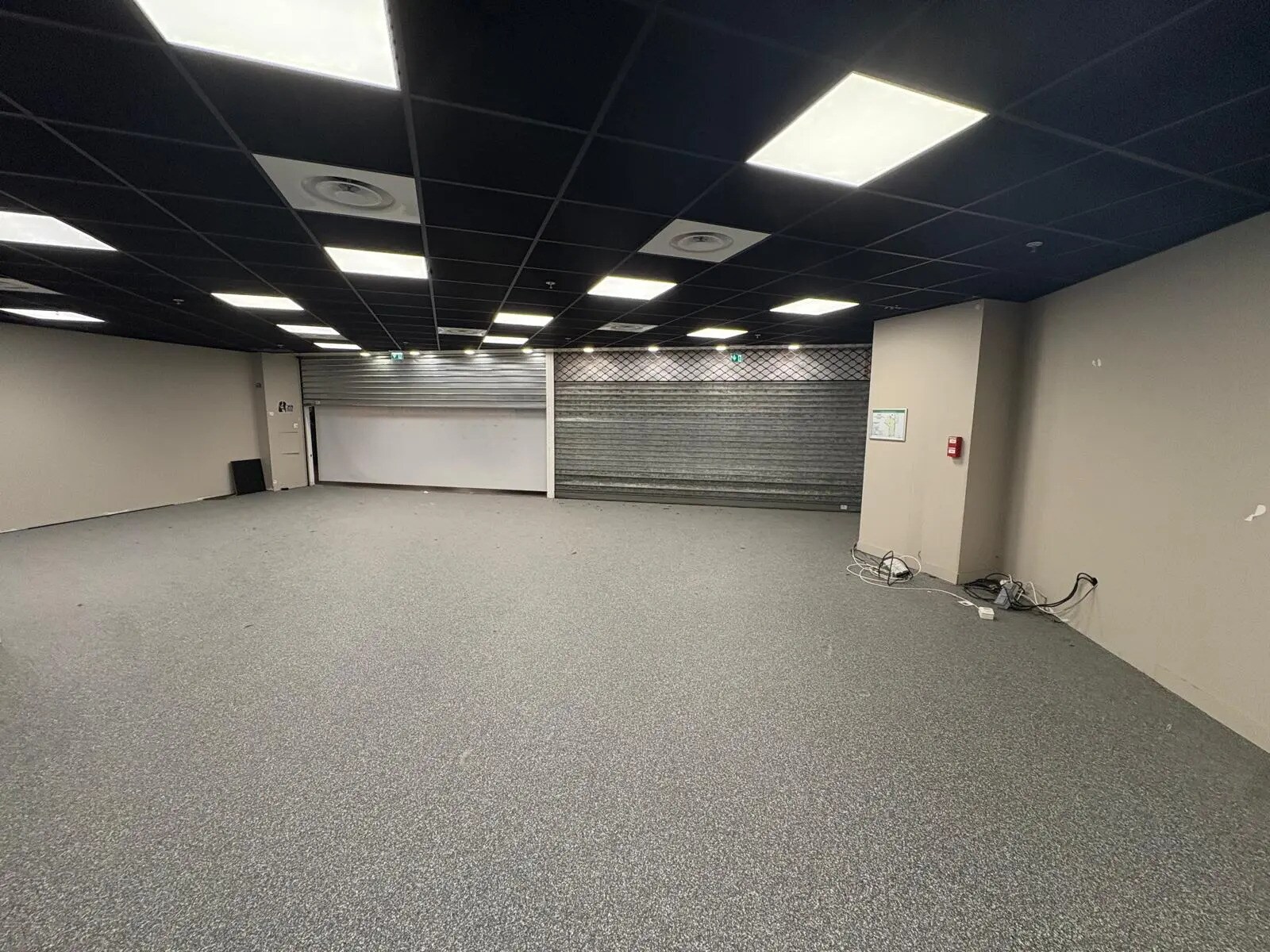 Retail in Paris to rent Interior Photo- Image 1 of 6