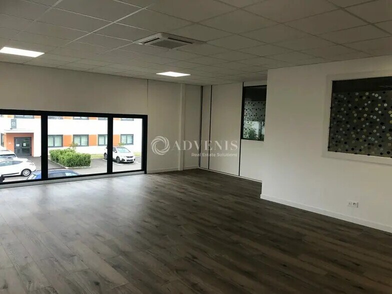 Office in Meyzieu to rent - Interior Photo - Image 2 of 12