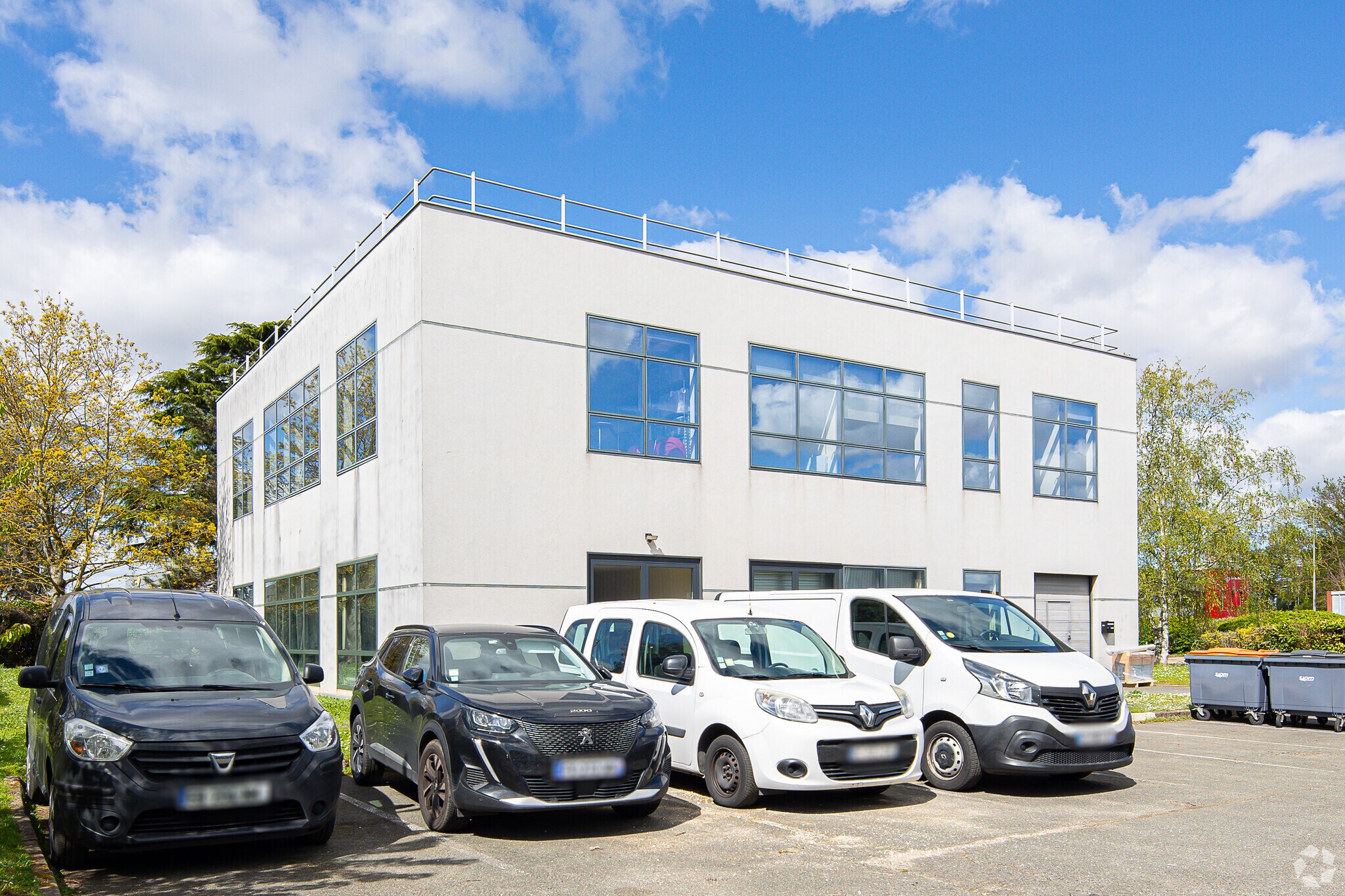 Light Industrial in Les Ulis to rent Primary Photo- Image 1 of 3