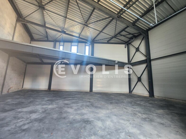 Light Industrial in Pont-de-Chéruy to rent - Interior Photo - Image 2 of 11