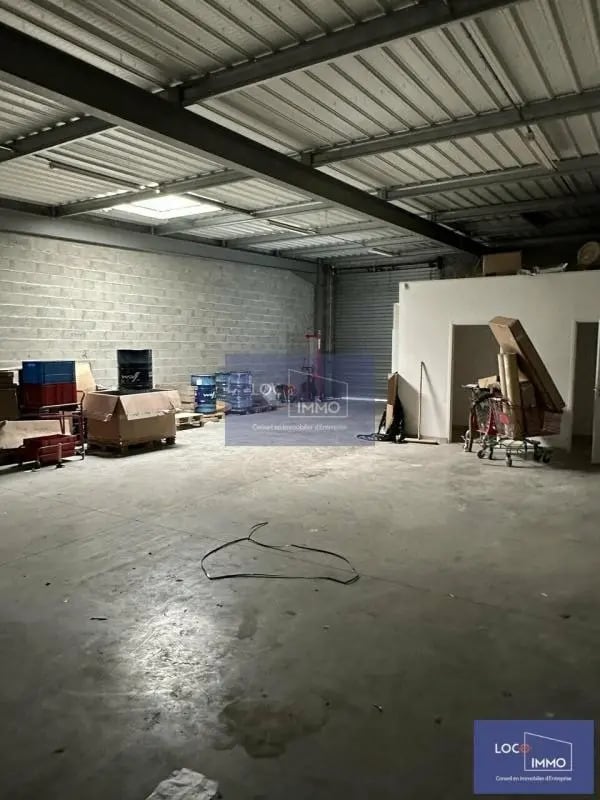 Location Local d'activités 200 m² - Photo 1
