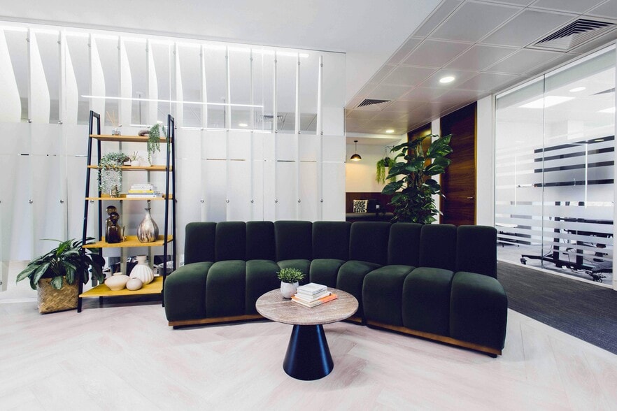 23 Park Sq S, Leeds to rent - Building Photo - Image 3 of 12