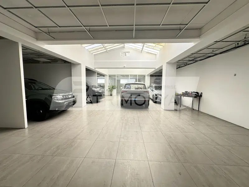 Light Industrial in Marseille to rent Interior Photo- Image 1 of 5