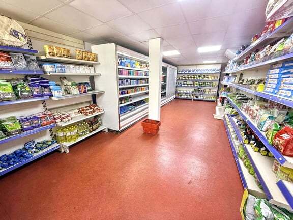 90 Hartington Rd, Stockton On Tees for sale - Interior Photo - Image 2 of 9